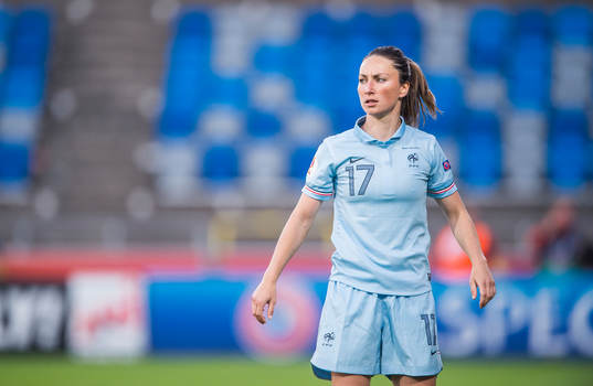 Franrkrikes Gaetane Thiney i matchen mellan Spanien och