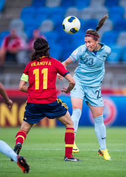 Franrkrikes Camille Abily nickar undan bollen i matchen
