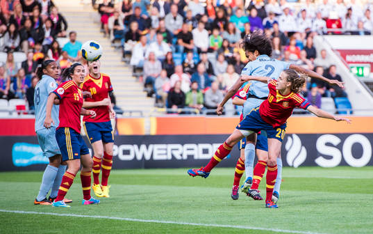 Franrkrikes Wendie Renard nickar in 1-0 i matchen mellan