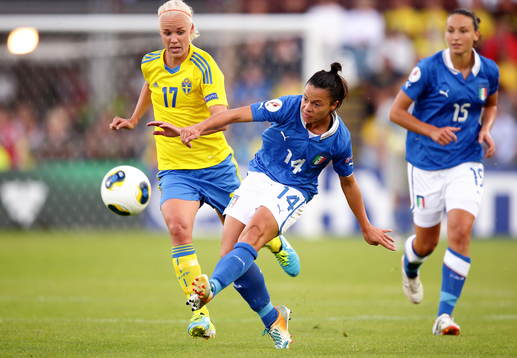 Sveriges Caroline Seger och Italiens Sandy Iannella i
