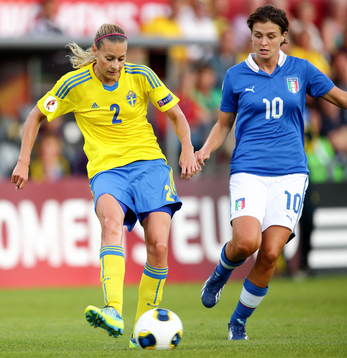Sveriges Charlotte Rohlin och Italiens Cristiana Girelli i