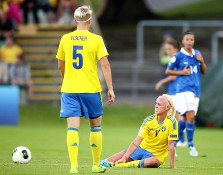 Sveriges Nilla Fischer och Caroline Seger i matchen mellan