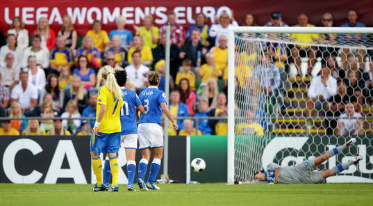 Målchans Sveriges Lisa Dahlkvist i matchen mellan Sverige