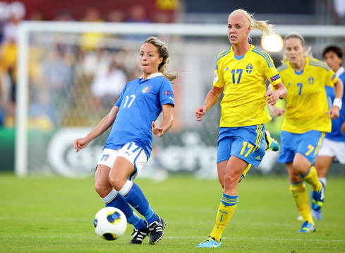 Italiens Martina Rosucci och Sveriges Caroline Seger i