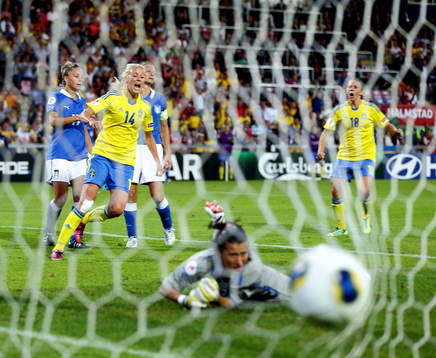 Mål 3-1 av Sveriges Josefine Öqvist  i matchen mellan