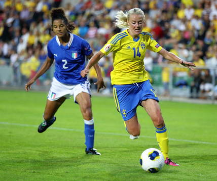 Sveriges Josefine Öqvist och Italiens Sara Gama i matchen