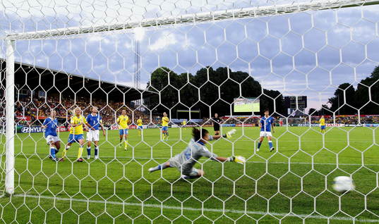 Mål 3-1 av Sveriges Josefine Öqvist  i matchen mellan