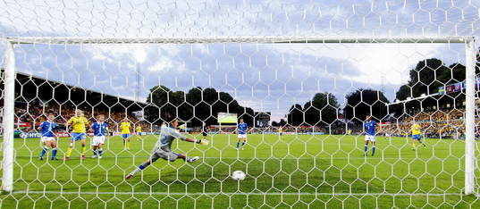 Mål 3-1 av Sveriges Josefine Öqvist  i matchen mellan