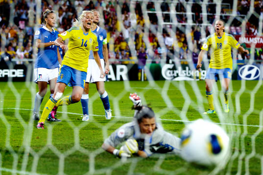 Mål 3-1 av Sveriges Josefine Öqvist som jublar medan