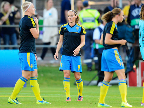 Sveriges Kosovare Asllani värmer upp innan matchen mellan