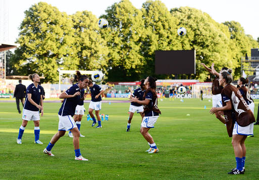 Italiens värmer upp innan matchen mellan Sverige och