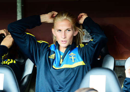 Sveriges  Sofia Jakobsson på bänken innan matchen mellan