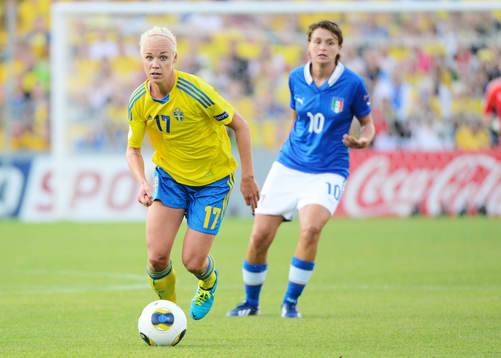 Sveriges Caroline Seger och Italiens Cristiana Girelli i