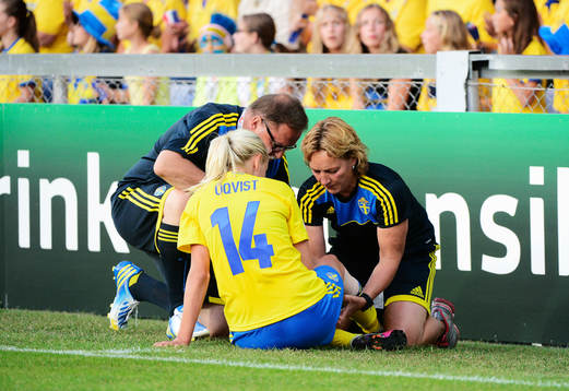 Sveriges Lina Nilsson får behandling