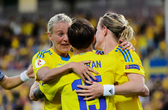 Sveriges Josefine Öqvist målskytten Therese Sjögran och