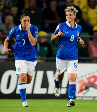 Italiens Giulia Domenichetti och målskytten Melania