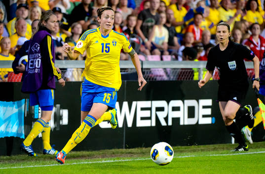 Sveriges Therese Sjögran med bollen i matchen mellan