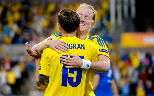 Sveriges Marie Hammarström kramar om Therese Sjögran