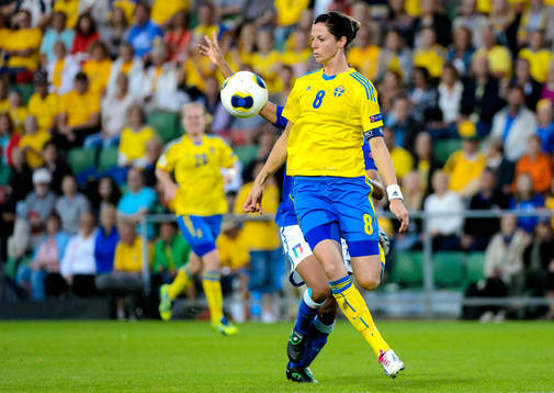 Sveriges Lotta Schelin tar ner bollen på bröstet i