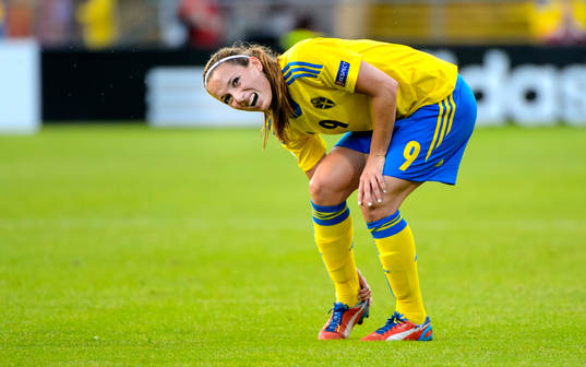 Sveriges Kosovare Asllani tar sig för höger häl i