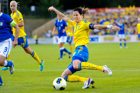 Sveriges Lotta Schelin laddar för skott i matchen mellan