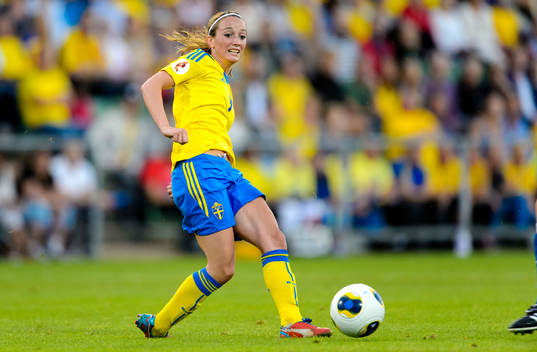 Sveriges Kosovare Asllani passar bollen i matchen mellan
