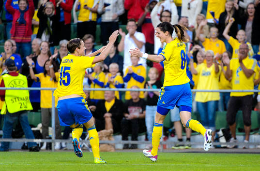 Sveriges Therese Sjögran och Lotta Schelin jublar