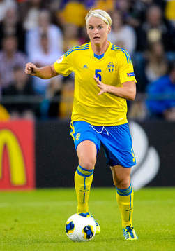 Sveriges Nilla Fischer med bollen i matchen mellan Sverige