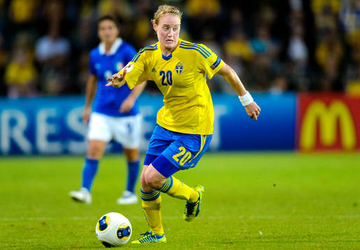 Sveriges Marie Hammarström med bollen i matchen mellan