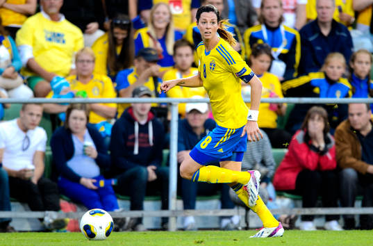 Sveriges Lotta Schelin med bollen i matchen mellan Sverige
