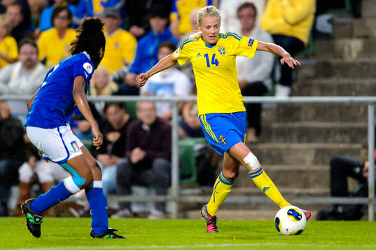 Sveriges Josefine Öqvist med bollen i matchen mellan