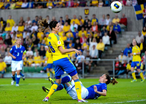 Sveriges Lotta Schelin nickar bollen mot mål i matchen
