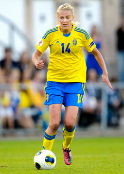 Sveriges Josefine Öqvist med bollen i matchen mellan