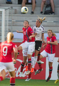 Nora Holstad Berge, Norge, i luftduell med Luisa Wensing,