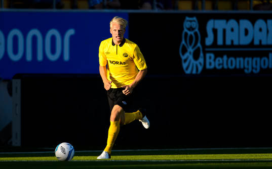 Elfsborgs Johan Larsson med bollen