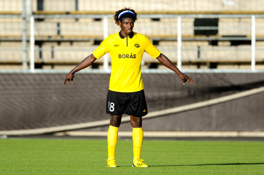 Elfsborgs Mohamed Bangura pekar åt olika håll