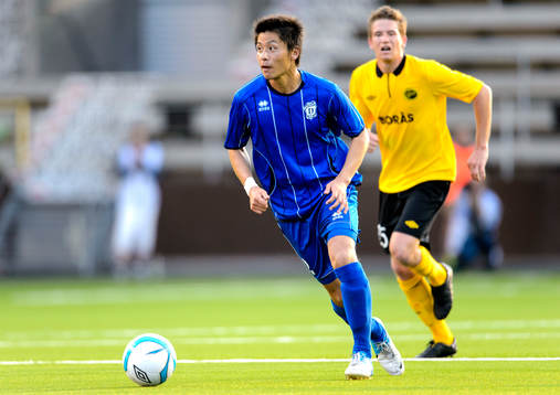 Daugavas Koichiro Iizuka med bollen
