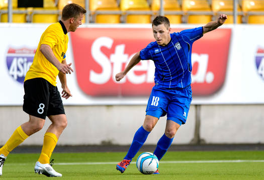 Daugavas Andrejs Kovaļovs (h) utmanar Elfsborgs Anders
