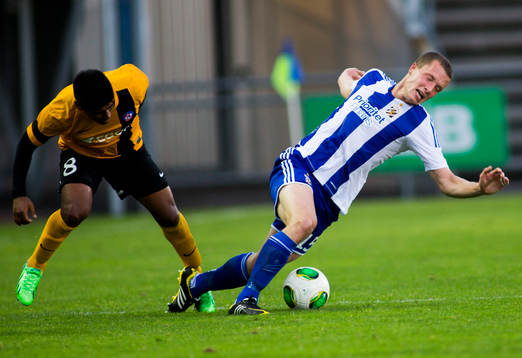 Trenchins Aldo Baez gör ner IFK Göteborgs Jakob Johansson