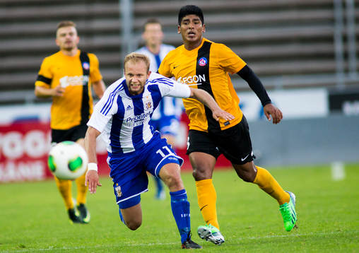 IFK Göteborgs Robin Söder och Trenchins Karol Mondek i
