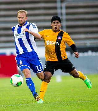 IFK Göteborgs Robin Söder och Trenchins Karol Mondek i