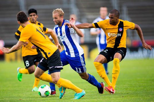 IFK Göteborgs Robin Söder är hårt uppvaktad av Trenchin