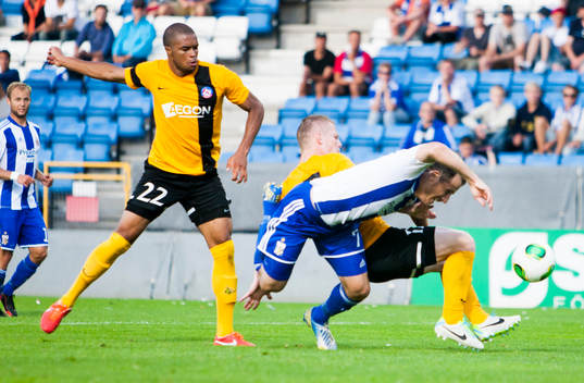 IFK Göteborgs Tobias Hysén görs ner i straffområdet i