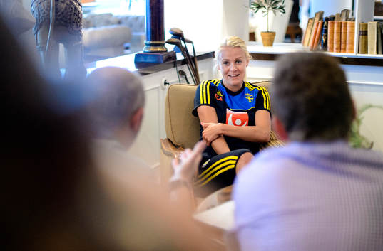 Sveriges Josefine Öqvist blir intervjuad