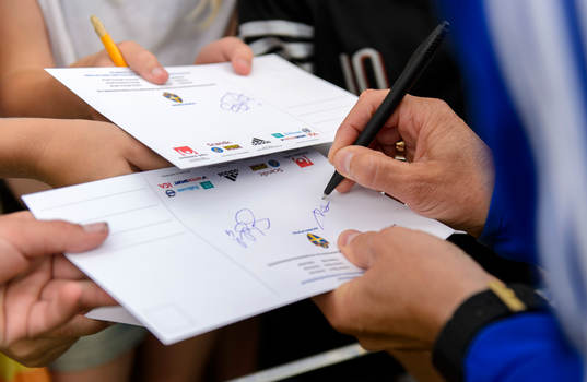 Sveriges förbundskapten Pia Sundhage skriver autografer