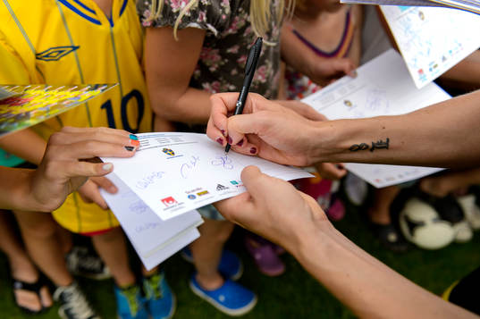 Sveriges Lotta Schelin skriver autografer