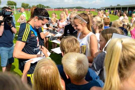 Sveriges Lotta Schelin skriver autografer