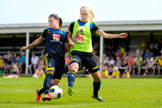 Sveriges Olivia Schough och Amanda Ilestedt i närkamp