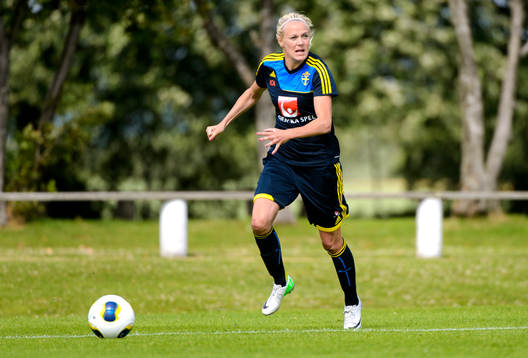 Sveriges Josefine Öqvist med bollen