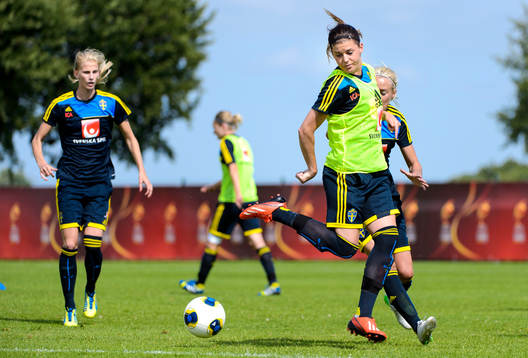 Sveriges Olivia Schough (h) klacka bollen till Sofia